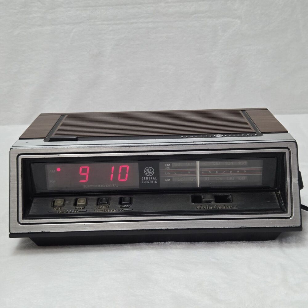 Vintage GE General Electric 7-4650H Woodgrain Alarm Clock AM FM Radio Working